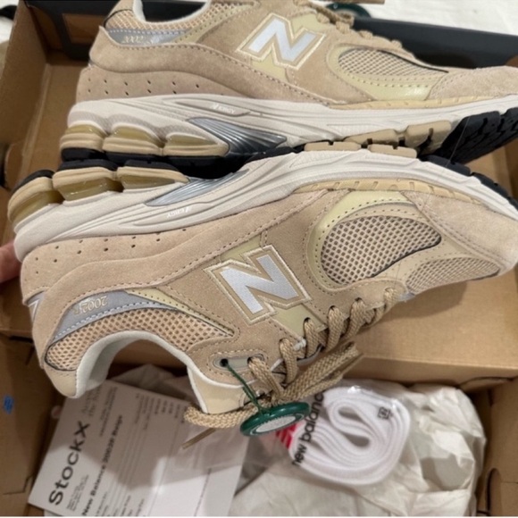 New Balance 2002R Beige/Silver/White (NWT) - Picture 6 of 7